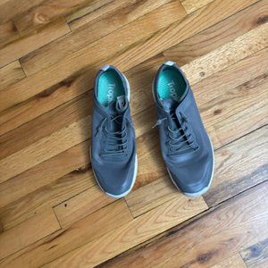 tropicfeel athl,etic shoes size 12